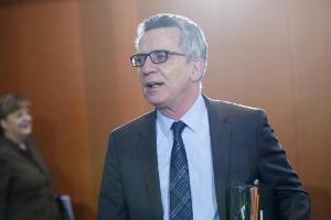 Sicherheit: De Maizière sagt Berlin Unterstützung zu