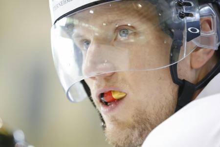 Ehrhoff spaziert in Eishockey-Montur über die Straße: 