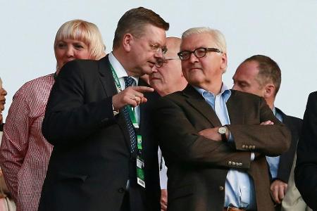 Steinmeier übergibt zusammen mit Grindel DFB-Pokal Steinmeier übergibt zusammen mit Grindel DFB-Pokal