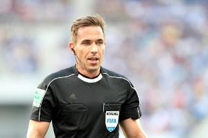 Schiedsrichter Stieler pfeift das Rückspiel zwischen Braunschweig und Wolfsburg