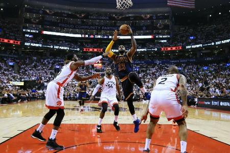 LeBron James führt Cleveland ins Finale der Eastern Conference LeBron James führt Cleveland ins Finale der Eastern Conference