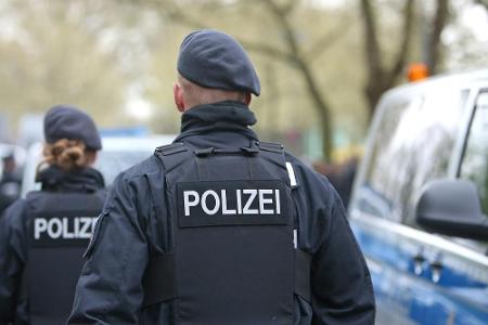 Wolfsburg gegen Braunschweig: Polizei setzt Wasserwerfer ein Wolfsburg gegen Braunschweig: Polizei setzt Wasserwerfer ein