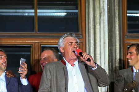 Münchner Meisterfeier: Ancelotti singt und tanzt Münchner Meisterfeier: Ancelotti singt und tanzt
