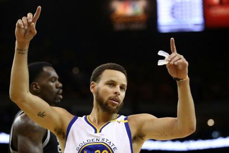 NBA: Curry führt Golden State zum nächsten Sieg gegen die Spurs NBA: Curry führt Golden State zum nächsten Sieg gegen die Spurs