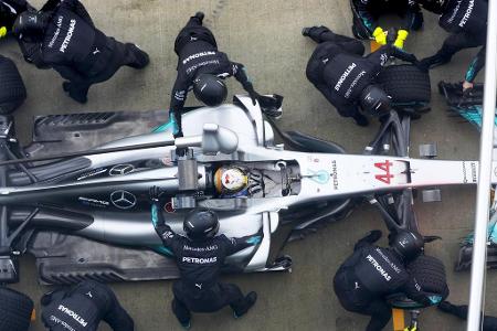 Bereits kurz vor der offiziellen Vorstellung durfte Lewis Hamilton einige Runden in seinem neuen Arbeitsplatz drehen. Dabei ...