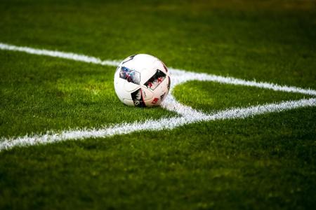 Erstes offizielles Fußballspiel: FC Bundestag bewzingt die Knesset