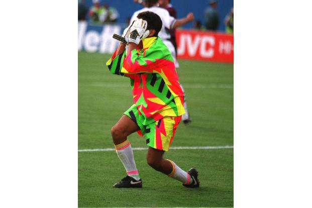 Für mehr als einen kleinen Farbklecks war Jorge Campos dagegen gut. Der mexikanische Keeper hätte mit seinen verschiedenen O...