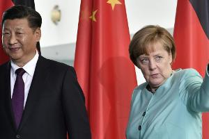 Gemeinsame Projekte: Merkel und Chinas Staatschef Xi besuchen Fußballspiel
