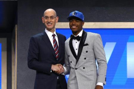 NBA: Mavericks nehmen Erstrunden-Pick Dennis Smith Jr. unter Vertrag NBA: Mavericks nehmen Erstrunden-Pick Dennis Smith Jr. unter Vertrag