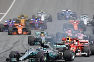 Formel 1: Bottas gewinnt den Start vor Vettel