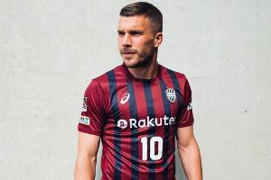 Podolski zeigt sich erstmals im Kobe-Trikot: "Neues Kapitel"