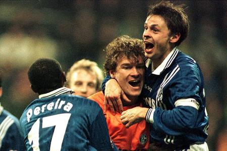 Grenzenlose Freude in der Nachspielzeit: Jens Lehmann trifft 1997 per Kopf zum 2:2 für den FC Schalke 04 gegen Borussia Dort...