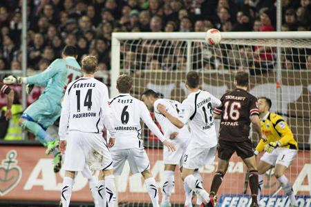 90. Minute im Heimspiel des FC St. Pauli gegen den SC Paderborn. Die Gastgeber werfen noch einmal alles in die Waagschale. K...