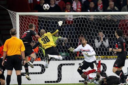 Sinan Bolat erzielt im Dezember 2009 als erster Keeper aus dem Spiel heraus ein Tor in der Champions League. Dank des Treffe...