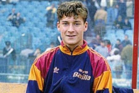 1993 feiert Francesco Totti im zarten Alter von 16 sein Debüt in der Serie A. Der Beginn einer einmaligen Karriere in der Ha...
