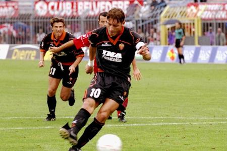 Im Verein geht es schnell bergauf. Seit der Saison 1997/98 führt der Spielmacher den AS Rom als Kapitän aufs Feld.