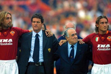 An der Seite von Trainer Fabio Capello und Gabriel Batistuta gewinnt Totti 2001 zum ersten und bisher einzigen mal die itali...