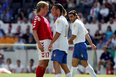 Drei Jahre später sorgt Totti für einen Eklat. Der Spielmacher spuckte seinen Gegenspieler Christian Poulsen beim Gruppenspi...