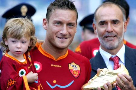 In der anschließenden Spielzeit surft Totti weiter auf der Erfolgswelle. Dank seines persönlichen Rekords von 26 Saisontreff...