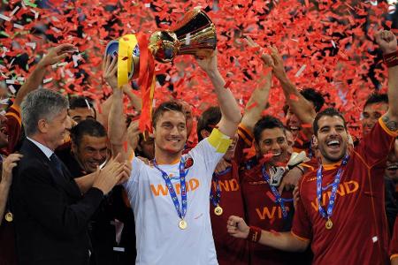 Die Erfolge reißen nicht ab. 2008 strahlt der Capitano mit dem italienischen Pokal. Im Finale besiegen die 'Wölfe' Inter Mai...