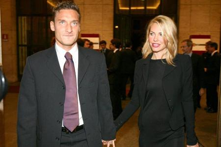 Privat ist der Rekordmann seit elf Jahren mit der italienischen TV-Moderatorin Ilary Blasi verheiratet. Das Paar hat zwei Ki...
