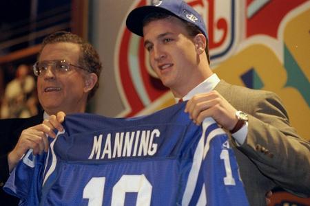 Am 18. April 1998 betritt ein ganz Großer die NFL-Bühne: Peyton Manning. Ein wenig schüchtern lächelt der 22-Jährige in die ...