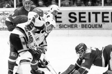 Zwischen 1982 und 1990 stand Helmut Steiger bei sechs Weltmeisterschaften für Deutschland auf dem Eis und traf 16 Mal. Zudem...