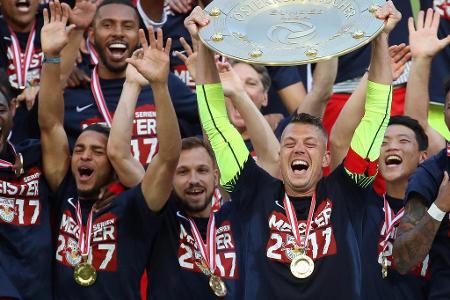 Gewohntes Bild in Salzburg. Fast, denn dieses Mal darf Alexander Walke den Meisterteller als Kapitän der Bullen in die Höhe ...