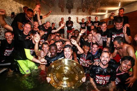 Nach der Feier am Rasen geht es weiter zur Kabinenparty. Plitsch Platsch, das Meisterteam übersiedelt in den Pool.