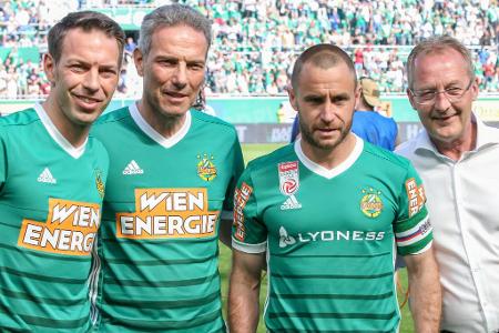 Vor der Partie wurde Rapid-Kapitän Steffen Hofmann geehrt. Der 36-Jährige stellte mit seinem 527. Pflichtspiel den grün-weiß...