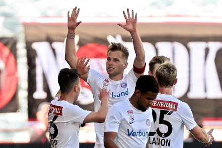 Doch nach der Pause drehen die Veilchen auf und sorgen mit einem Torfestival für einen klaren 6:1-Sieg. Austria Wien ist som...
