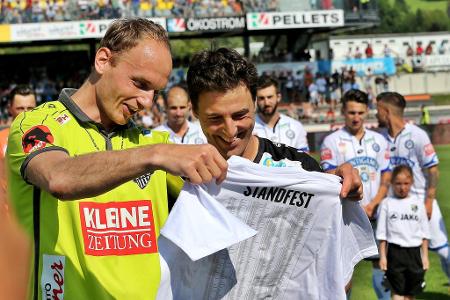 Nach 508 Bundesliga-Spielen ist Schluss. Joachim Standfest beendet seine aktive Karriere im Profifußball und wird vor Anpfif...