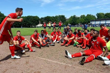 Der Nachwuchs des FC Bayern München will den Bremer Offensivdrang unbedingt stoppen. Dabei überzeugte die Elf von Trainer Ti...