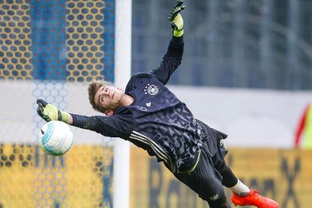 Bei der U21-Europameisterschaft im Sommer noch der gefeierte Held, nach seinem Wechsel zum Hamburger SV vorerst außen vor. S...