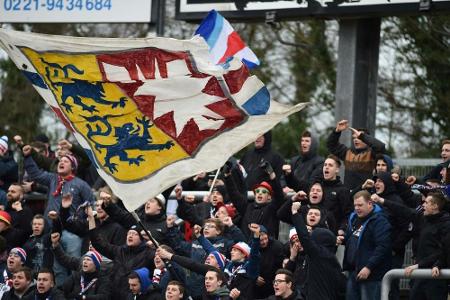Kieler Fans stürmen Platz vor dem Spiel gegen St. Pauli - Anpfiff verzögert
