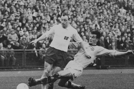 Früher war alles schlichter. Zu Beginn der 1960er laufen die HSV-Profis um Uwe Seeler (l.) in einem ganz und gar simplen Gew...