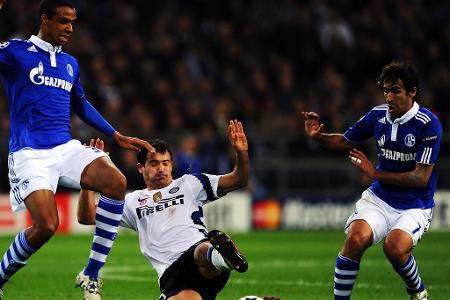 Die Inter-Legende Stanković schockte die Schalker Hintermannschaft am 05. April 2011 mit einem Volleyschuss von der Mittelli...