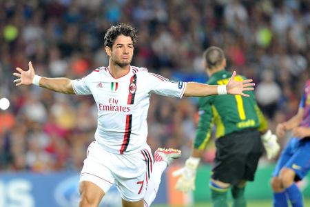 Einen Wimpernschlag schneller war Alexandre Pato am 13. September 2011. Der Brasilianer ließ der Defensive des FC Barcelona ...