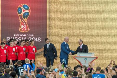 Putin schickt WM-Pokal auf Reisen Putin schickt WM-Pokal auf Reisen