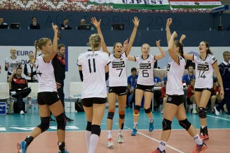 Volleyballerinnen mit Sieg gegen Ungarn eine Runde weiter