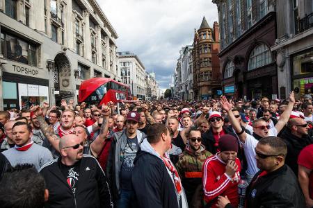 Nach 25 Jahren Euro-Abstinenz feiern die Anhänger der Kölner in der Londoner Innenstadt.