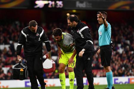 Einen dicken Wermutstropfen gibt es auch auf dem Platz. Nach einer rüden Attacke von Arsenal-Keeper David Ospina muss Jonas ...