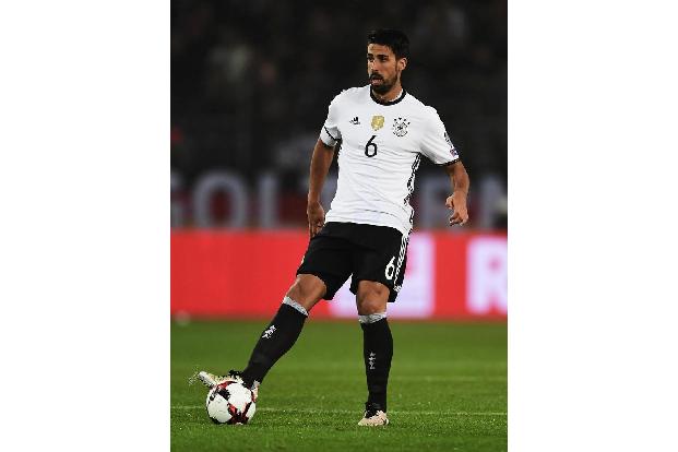 In seiner alten fußballerischen Heimat Stuttgart schenkte der Bundestrainer Khedira eine halbe Stunde Schaulaufen. Nicht, da...