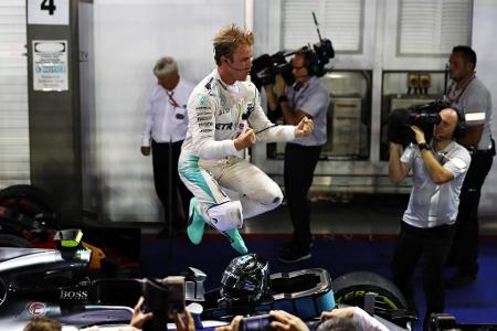 2016 schnappt sich Nico Rosberg den Sieg in Singapur. Durch den Erfolg zieht der Deutsche in der WM-Wertung an Lewis Hamilto...