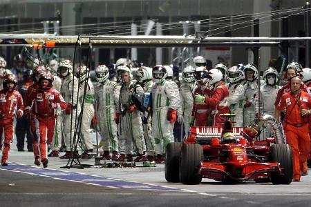Ebenfalls 2008 erlebt Felipe Massa sein persönliches Waterloo. Der Brasilianer ist im viertletzten Rennen der Saison drauf u...