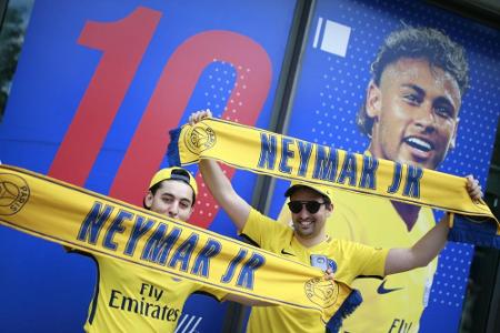 10.000 Trikots im Eiltempo verkauft: PSG-Fans im Neymar-Rausch