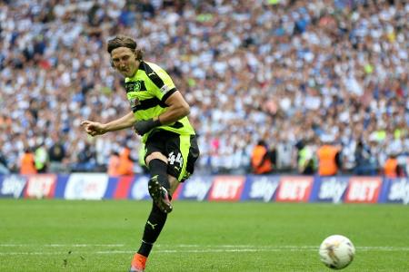 Auch Hefele verlängert in Huddersfield