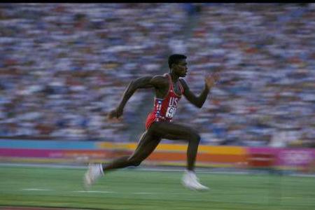 ... Carl Lewis gelingen sollte! In Los Angeles war der neunfache Olympiasieger in genau den selben Disziplinen wie sein Vorb...
