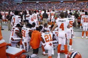 Protest in der NFL nimmt zu: Zwölf Browns-Spieler knien bei Nationalhymne