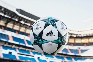 Neuer Ball für die Champions League: Mit Blitz und Donner durch die Gruppenphase